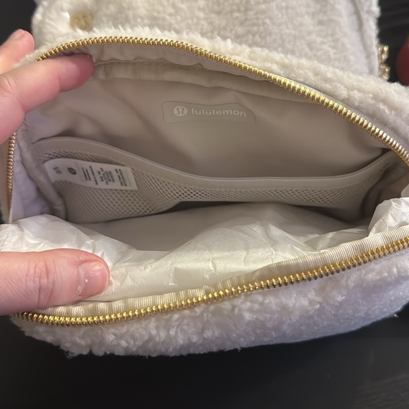 HP 12/26/24 NWT Lululemon Fleece Everywhere Belt Bag 2L in White Opal and Gold - Picture 10 of 10